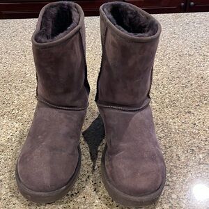 Womens Uggs Mid Calf Boots.
Dark brown
Good condition